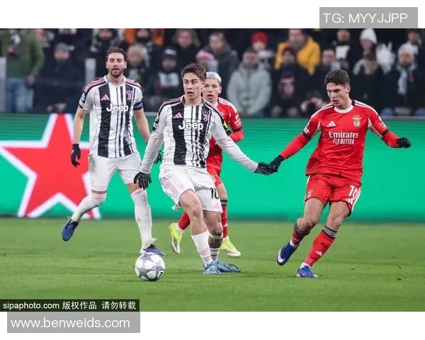 足球明星与媒体人亲密合影展现体育与新闻的完美结合与友谊的力量